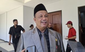 Kepala Dinkes Bontang Bahtiar Mabe saat ditemui awak media di Bontang Lestari membahas soal program telemedisin di Kota Bontang (aset: caca/katakaltim)