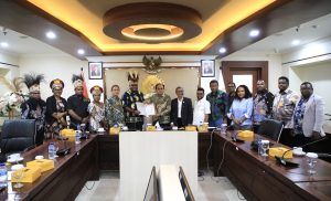 Dewan Perwakilan Daerah (DPD-RI) yang dipimpin ketua Komite I Andi Sofyan Hasdam, terima kunjungan tokoh masyarakat dari Provinsi Papua, Papua Barat dan Papua Barat Daya, di ruang Komisi I DPD-RI, Jakarta Pusat, Jumat (18/10/2024). (aset: yub/katakaltim)