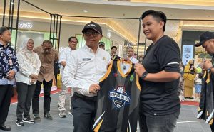 Pemberian jersey kejuaraan basket 3x3 kepada Rasman, Kepala Bidang Peningkatan Prestasi Dispora Kaltim. (aset: puji/katakaltim)