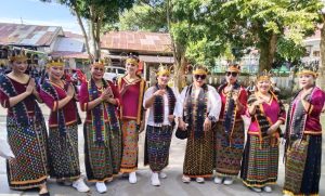 Penguyuban Kerukunan Keluarga Manggarai (KKM) NTT Kota Bontang mempersembahkan sanggar budaya "Naka Cama" pada pelaksanaan Bontang City Carnaval (BCC), Sabtu (19/10/2024). (aset: yub/katakaltim)