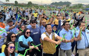 Calon Gubernur Kalimantan Timur (Cagub Kaltim), Rudy Mas’ud turut meramaikan olahraga pound fit, yang berlangsung di lapangan eks Bandara Temindung, Kota Samarinda, Minggu (20/10/2024) pagi. (aset: puji/katakaltim)