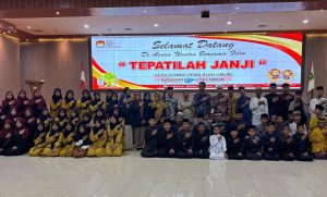 KPU Kutim peringati Hari Santri Nasional dengan Nobar film "Tepatilah Janji" bersama santri Pondok Pesantren Al-Ma'arif dan Baiturahma, Selasa (22/10). (aset: caca/katakaltim)