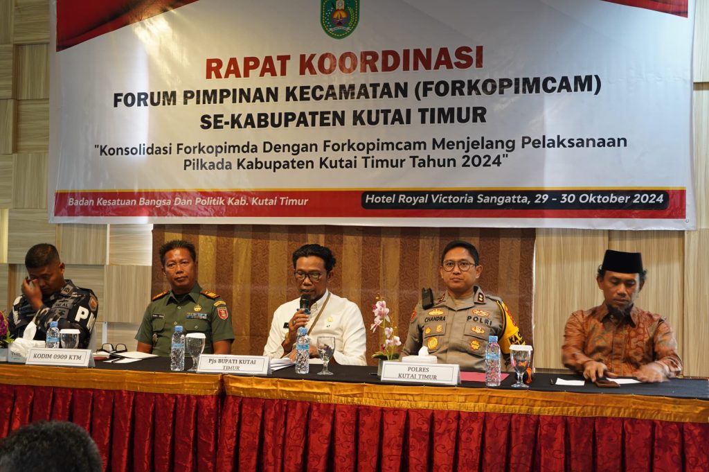 Ketua DPRD Kutim Jimmy, Kapolres Kutim AKBP Chandra Hermawan, Pjs AHK, perwakilan Kodim 0909/KTM, dan Lanal Sangatta (kanan ke kiri).