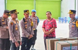 Kapolresta Samarinda, Ary Fadli melakukan pengecekan ke Gudang KPU di Komplek Pergudangan, Kelurahan Karang Asam Ulu, Kecamatan Sungai Kunjang, Kota Samarinda, Senin (28/10/2024). (aset: puji/katakaltim)