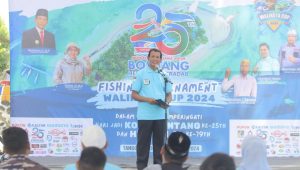 Pjs Wali Kota Bontang, Munawwar, secara resmi membuka gelaran Fishing Tournament Wali Kota Cup 2024 di Halaman Kantor KSOP Kota Bontang, Pelabuhan Tanjung Laut, pada Jumat (4/10/2024)