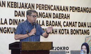 Wali Kota Bontang, Basri Rase dalam agenda sosialisasi Penguatan Kebijakan Perencanaan Pembangunan dan Keuangan Daerah bagi Kepala Dinas, Kepala Badan, Camat dan Lurah di lingkungan Pemerintah Kota Bontang. (aset: sandi/katakaltim)