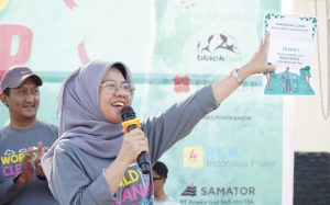 Sekda Bontang Aji Erlynawati dalam agenda Words Cleanup Day (WCD) yang dilaksanakan oleh Dinas Lingkungan Hidup (DLH) Kota Bontang berlangsung di UMKM Center Parikesit, Bontang Baru, Senin (23/9/2024). (aset: prokompim)