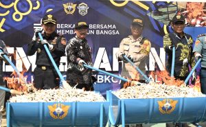 Ribuan rokok dan minuman mengandung etil alkohol (MMEA) ilegal dengan nilai total mencapai Rp150 juta dimusnahkan di halaman belakang Kantor Pengawasan dan Pelayanan Bea Cukai (KPPBC) Tipe Madya Pabean (TMP) C Bontang, Jalan Pelabuhan Tanjung Laut Indah, Bontang Selatan, Kamis (26/9/2024). (aset: sandi/katakaltim)