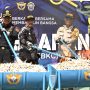 Ribuan rokok dan minuman mengandung etil alkohol (MMEA) ilegal dengan nilai total mencapai Rp150 juta dimusnahkan di halaman belakang Kantor Pengawasan dan Pelayanan Bea Cukai (KPPBC) Tipe Madya Pabean (TMP) C Bontang, Jalan Pelabuhan Tanjung Laut Indah, Bontang Selatan, Kamis (26/9/2024). (aset: sandi/katakaltim)