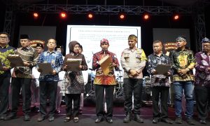 Rangkaian Festival Kebangsaan yang digelar oleh Badan Kesatuan Bangsa dan Politik (Bakesbangpol) Kota Bontang memasuki agenda seruan Deklarasi Pilkada Damai dan Doa Bersama pada Rabu (9/10/2024) malam. (Aset: sandi/katakaltim)