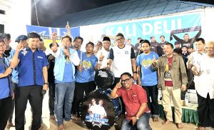 Paslon di Pilkada Bontang nomor urut 1, Basri Rase dan Chusnul Dhihin dapat dukungan penuh dari komunitas suporter Persib Bandung di Kota Bontang, Viking Borneo Bontang, Kamis (10/10/2024) malam (aset: agu/katakaltim)