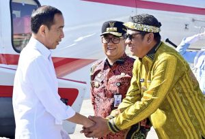 Basri Rase bersama Akmal Malik saat bertemu dengan Jokowi (aset: fb/basrirase)