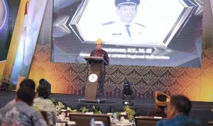 Pjs Wali Kota Bontang saat menyambut agenda Rapat Kerja Asosiasi Pemerintah Kota Seluruh Indonesia (APEKSI) Komisariat Wilayah (Komwil) V Regional Kalimantan berlangsung di Balroom Hotel Mahkota, Kota Singkawang, kalimantan Barat, Kamis (17/10/2024). (aset: prokompim)