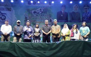 Sekretaris Daerah Kota Bontang, Aji Erlynawati, secara resmi membuka "Bontang Animal Fest 2024" di Lapangan Batalyon Arhanud 7/ABC, Kota Bontang, pada Kamis malam (17/10/2024). (aset: prokompim Bontang)