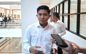 Ketua DPRD Bontang Andi Faizal Sofyan Hasdam ditemui setelah rapar paripurna penentuan AKD di Bontang Lestari pada Kamis 17 Oktober 2024 (aset: agu/katakaltim)