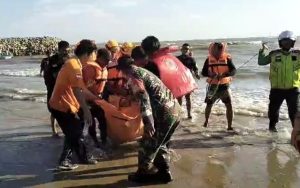 Pejalar SMA asal Samarinda tenggelam di Pantai Segara Sari Manggar, Balikpapan Timur, saat berenang bersama rekan-rekannya di tepi Pantai, Sabtu (26/10/2024). (aset: hilman/katakaltim)