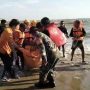 Pejalar SMA asal Samarinda tenggelam di Pantai Segara Sari Manggar, Balikpapan Timur, saat berenang bersama rekan-rekannya di tepi Pantai, Sabtu (26/10/2024). (aset: hilman/katakaltim)