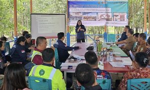 Herlina Christine Kabid BP3TK, Dialog bersama PT Diva Kencana Borneo dan Masyarakat di Kampung Tebisaq, Kecamatan Siluq. (aset: hadi/katakaltim)