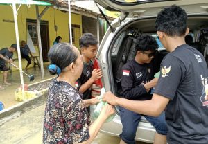 Laskar Macan gerak cepat mendistribusikan bantuan kepada warga terdampak bajir di Kota Bontang, Jumat (18/10/2024). (aset: agu/katakaltim)