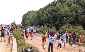 Relawan Neni-Agus yang tergabung dalam Amanah gelar aksi bersih sampah di Pantai Galu Kota Bontang Minggu 27 Oktober 2024 (aset: galang/katakaltim)