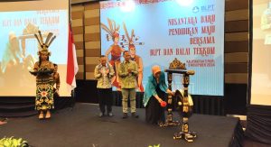 Sekda Provinsi Kaltim, Sri Wahyuni memukul gong mandai resminya dilaksanakan Rapat Kordinasi Balai Layanan Platform Teknologi (BLPT) dan Balai Tekkom dengan mengusung tema “Nusantara Baru, Pendidikan Maju Bersama BLPT dan Balai Tekkom” di Balikpapan, Rabu (30/10/2024). (aset: hilman/katakaltim)