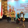 Sekda Provinsi Kaltim, Sri Wahyuni memukul gong mandai resminya dilaksanakan Rapat Kordinasi Balai Layanan Platform Teknologi (BLPT) dan Balai Tekkom dengan mengusung tema “Nusantara Baru, Pendidikan Maju Bersama BLPT dan Balai Tekkom” di Balikpapan, Rabu (30/10/2024). (aset: hilman/katakaltim)