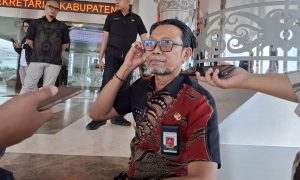 Pejabat sementara Bupati Kabupaten Kutai Timur Agus Hari Kesuma saat diwawanacarai awak media usai gelaran ramah tamah di Sangatta (aset: caca/katakaltim.com)