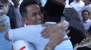 Calon Wali Kota Balikpapan Nomor Urut 1 Rahmad Mas’ud dipeluk oleh Rudy Mas’ud tanda kemenangannya di Pilkada Balikpapan, Rabu (27/11/2024). (aset: hlm/katakaltim.com)