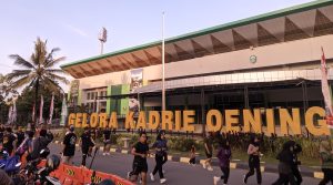 Gelanggang Olahraga (GOR) Gelora Kadrie Oening Samarinda menjadi salah satu tempat masyarakat untuk melakukan aktivitas olahraga di akhir pekan. (aset: galang/katakaltim)