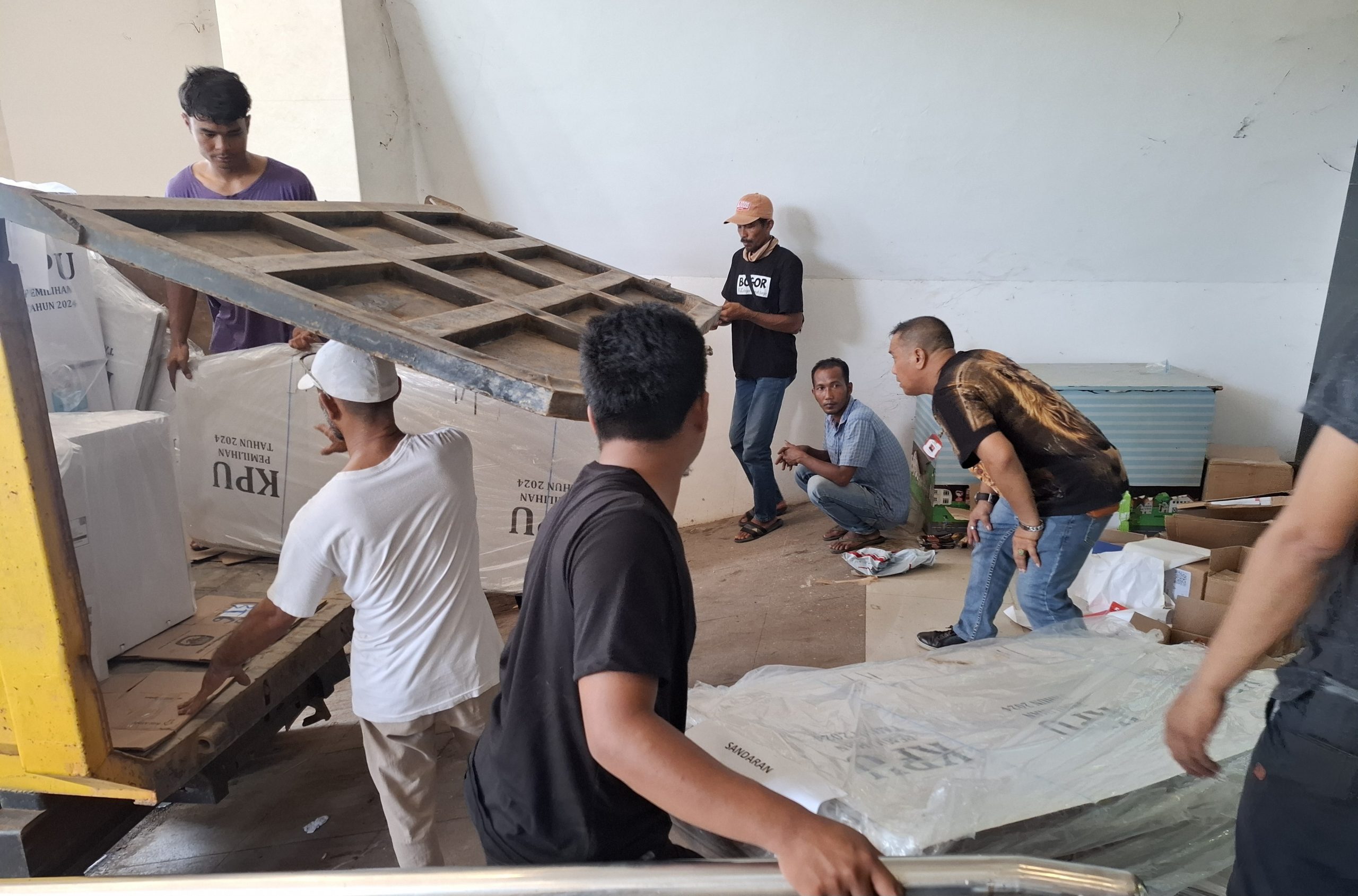 Logistik Pilkada Kutim 2024 (aset: caca/katakaltim)