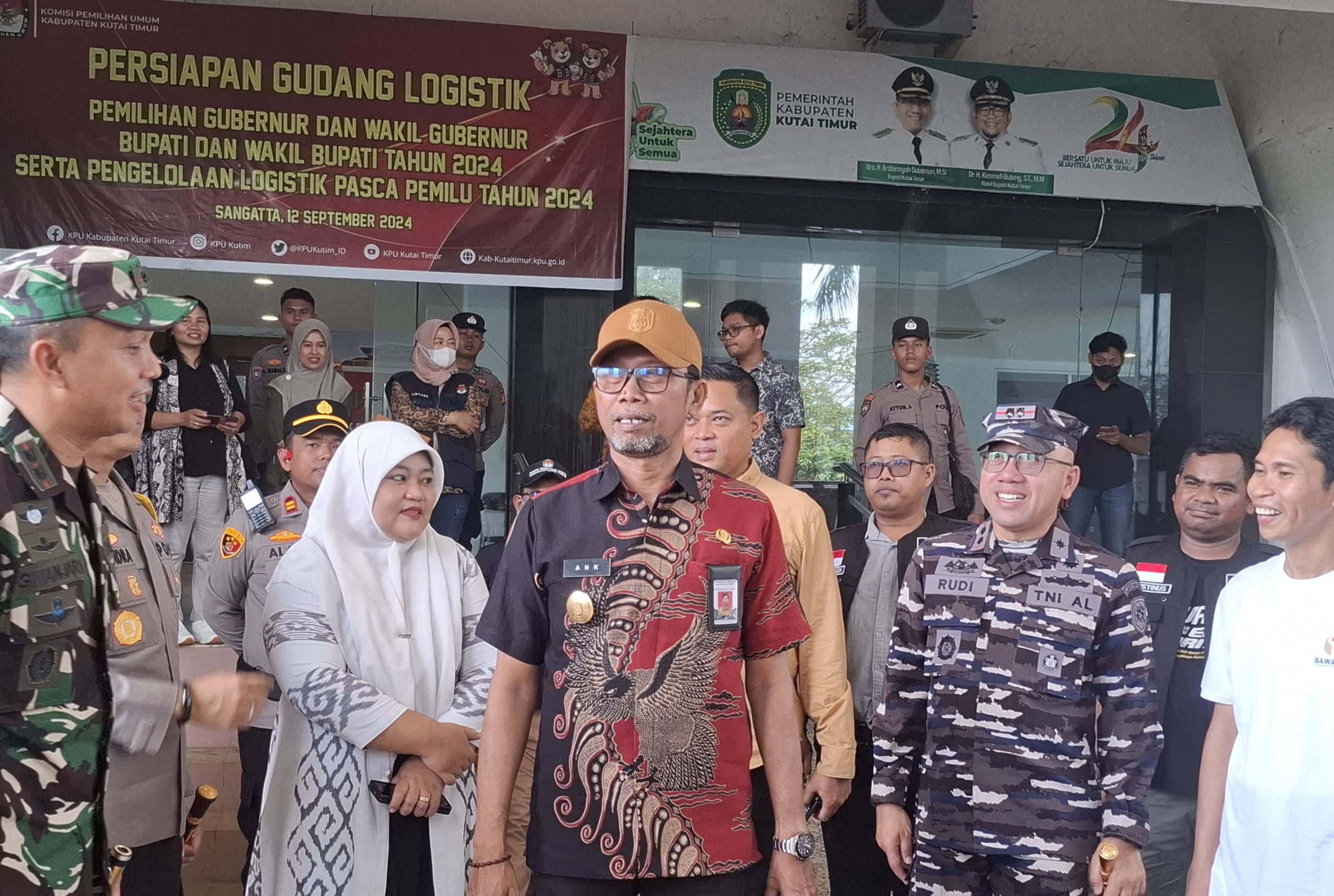 Pjs Bupati Kutim, bersama Ketua KPU Bawaslu, Lanal, dan Dandim (aset: caca/katakaltim)