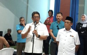 Basri Rase didampingi Chusnul Dhihin. (aset: sandi/katakaltim.com)