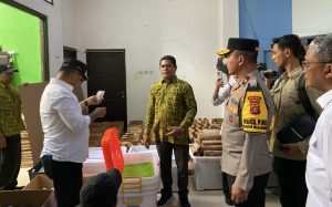 Waka Polres Paser Kompol Donny Dwija Romansa, turut mengawal rangkaian kunjungan kerja Penjabat (Pj) Gubernur Kalimantan Timur (Kaltim) Akmal Malik, bersama Forkopimda Kaltim di Kabupaten Paser, Jumat (15/11/2024). (aset: humas polres Paser/katakaltim.com)