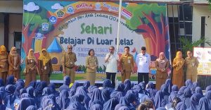 Pjs Wali Kota Balikpapan Ahmad Muzakkir, didampingi Kepala DP3AKB Heria Prisni serta Kepala Disdikbud Kota Balikpapan turun langsung mengunjungi SMPN 1 Balikpapan Kota melihat kegiatan pembelajaran di luar kelas. (Aset: hilman/katakaltim)