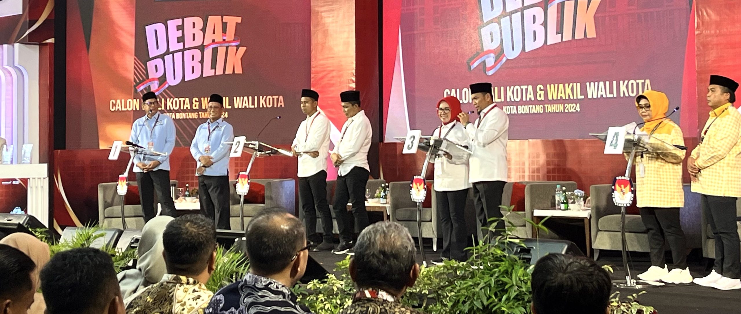 4 paslon kepada daerah Kota Bontang dalam debat perdana (aset: agu/katakaltim.com)