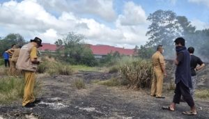 Dinas Lingkungan Hidup (DLH) Kota Balikpapan menangani fenomena swabakar batu bara yang terjadi di Perumahan Batu Ampar Lestari, Jalan Flamboyan RT 64, Kelurahan Batu Ampar, Kecamatan Balikpapan Utara awal pekan kemarin. Kamis (21/11/2024). (aset: hlm/katakaltim.com)