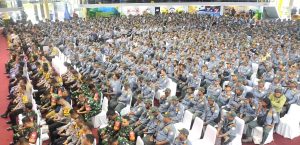 Pemkot Balikpapan melalui Satuan Polisi Pamong Praja (Satpol PP) menyerahkan Bawah Kendali Operasi (BKO) sebanyak 1.992 orang personel Perlindungan Masyarakat (Linmas) kepada Polresta Balikpapan, Selasa 19 November 2024. (aset: Hilman/katakaltim.com)