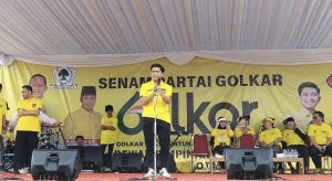 Ketua DPD II Golkar Bontang Andi Faizal Sofyan Hasdam saat berorasi dalam HUT Golkar ke-60 yang dirayakan pengurus daerah di Kota Bontang. (aset: agu/katakaltim.com)