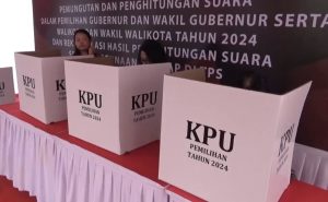 KPU Kota Balikpapan mengelar simulasi pemungutan dan penghitungan suara yang dirancang khusus untuk memberi gambaran nyata kepada petugas Panitia Pemilihan Kecamatan (PPK) dan Panitia Pemungutan Suara (PPS), Rabu (6/11/2024). (aset: hilman/katakaltim)