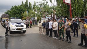 KPU Paser distribusikan logistik Pilkada 2024 ke Panitia Pemilihan Kecamatan (PPK) di seluruh wilayah Kabupaten Paser. Acara berlangsung di Kantor KPU Paser, dimulai pukul 14.00 WITA dan dihadiri oleh berbagai unsur Forkopimda, Minggu (24/11/2924). (aset: suri/katakaltim.com)