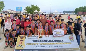 Anggota DPRD Kota Bontang, Yassier Arafat, menutup acara sekaligus memberikan apresiasi atas suksesnya penyelenggaraan turnamen Liga Bocah U-12 Antar RT se-Kelurahan Berbas Pantai di Lapangan Bola Berbas Pantai, Minggu (24/11/2024). (aset: galang/katakaltim.com)