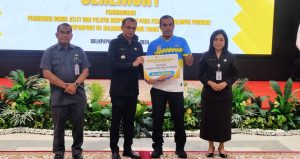 Pjs Wali Kota Balikpapan, Ahmad Muzakkir, didampingi Kepala Disporapar Kota Balikpapan Cokorda Ratih Kusuma memberikan bonus kepada atlet dan pelatih NPC yang berprestasi diajang Pekan Paralympic Provinsi (Perpaprov) IV Kalimantan Timur (Kaltim), Senin (4/11/2024). (aset: hilman/katakaltim)