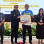 Pjs Wali Kota Balikpapan, Ahmad Muzakkir, didampingi Kepala Disporapar Kota Balikpapan Cokorda Ratih Kusuma memberikan bonus kepada atlet dan pelatih NPC yang berprestasi diajang Pekan Paralympic Provinsi (Perpaprov) IV Kalimantan Timur (Kaltim), Senin (4/11/2024). (aset: hilman/katakaltim)