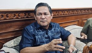 Anggota DPRD Kabupaten Kutai Timur (Kutim), Yan, saat ditemui awak media di kantor DPRD Kutim (aset: caca/katakaltim)