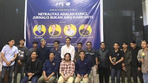 Diskusi Publik bertajuk “Netralitas Adalah Kunci, Jurnalis Bukan Juru Kampanye” berlangsung di salah satu kafe, Jalan Banggeris, Sungai Kunjang, Minggu (17/11/2024). (aset: agu/katakaltim.com)