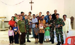 Satgas Pengamanan Perbatasan RI-Malaysia Yonarmed 11 Kostrad, melalui Pos Bukit Keramat, membagikan Alkitab kecil dan bacaan rohani anak-anak kepada Gereja Katolik Stasi Santo Leonardus (aset: hilman/katakaltim)