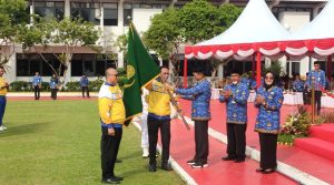 Wali Kota Balikpapan, Rahmad Mas’ud, melepas Ratusan ASN yang mengikuti pekan Olah Raga ASN di Kabupaten Paser, Tanah Grogot usai memimpin Peringatan HUT ke-53 Korpri, Jumat (29/11/2024). (aset: hlm/katakaltim.com)