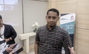 Ketua Bawaslu Kota Bontang Aldy Artrian pasca Konferensi Pers di Badak LNG Gedung Learning Center, Kamis (21/11/2014) (aset: Galang/Katakaltim.com)