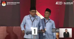 Paslon nomor urut 1, Basri-Chusnul dalam Debat Publik Calon Wali Kota dan Wakil Wali Kota Bontang yang pertama, Minggu (10/11). (aset: youtub/KPUBontang)