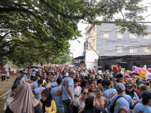 Jalan santai Paslon Gubernur dan Wakil Gubernur Kaltim Rudi-Seno dihadiri ribuan warga (aset: puji/katakaltim)